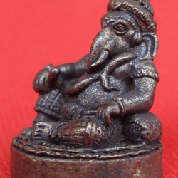 พระพิฆเนศวร์ ปางนั่งเอกเขนก 2 กร รุ่นประทานพร เนื้อทองแดงรมดำ ปลุกเสก 3 ครั้ง วัดสุทัศนฯ ปี 2550