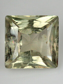 **ขายแล้ว**ไดอะสปอร์ (Diaspore) 0.69 กะรัต สีเขียวอ่อน หายาก จากตุรกี