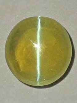 **ขายแล้ว**คริสโซเบริลตาแมวหรือไพฑูรย์ (Cat's eye Chrysoberyl) 1.76 กะรัต เนื้อเนียน ตาคม จากศรีลังกา
