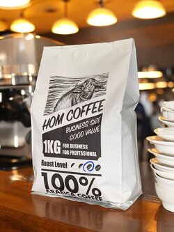 ขายส่ง กาแฟคั่วพร้อมบด ถุงละ 1 กิโลกรัม ( แพ็ค 1 , 3 , 5 กก. ) สำหรับร้านกาแฟ สำนักงาน โรงแรม อาราบิก้า 100% ราคาถูก พร้อมขาย กลิ่นหอม จากหอมฟาร์ม