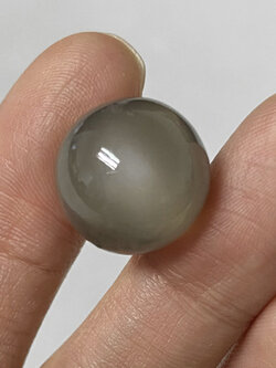 มูนสโตน หรือ มุกดาหาร (Moonstone) 19.61 กะรัต สีเทาอมน้ำตาล ทรงกลม
