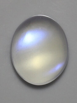 มูนสโตนหรือมุกดาหารเหลือบฟ้า (Blue sheen Moonstone) 3.43 กะรัต เนื้อเนียน