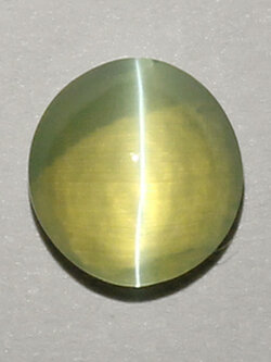 **ขายแล้ว**คริสโซเบริลตาแมวหรือไพฑูรย์ (Cat's eye Chrysoberyl) 1.39 กะรัต เนื้อเนียน จากศรีลังกา