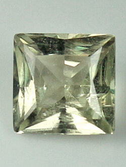 **ขายแล้ว**ไดอะสปอร์ (Diaspore) 0.49 กะรัต สีเขียวอ่อน หายาก จากตุรกี