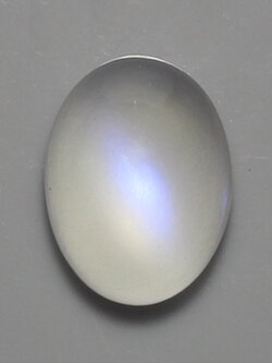 มูนสโตนหรือมุกดาหารเหลือบฟ้า (Blue sheen Moonstone) 3.60 กะรัต เนื้อเนียน