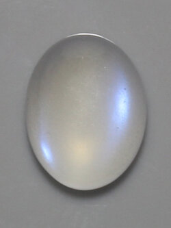 มูนสโตนหรือมุกดาหารเหลือบฟ้า (Blue sheen Moonstone) 2.53 กะรัต เนื้อเนียน