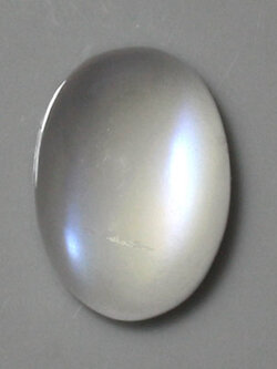 มูนสโตนหรือมุกดาหารเหลือบฟ้า (Blue sheen Moonstone) 2.50 กะรัต เหลือบฟ้าชัด รูปไข่