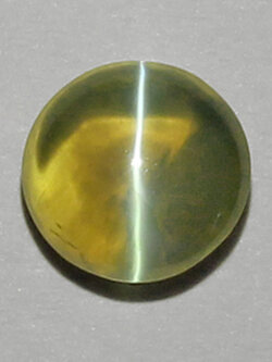 **ขายแล้ว**คริสโซเบริลตาแมวหรือไพฑูรย์ (Cat's eye Chrysoberyl) 1.32 กะรัต เนื้อเนียน จากศรีลังกา