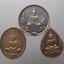พระแก้วมรกต ภปร รุ่นแรก(ชุด 3 ฤดู)ฉลองวัดพระศรืๆ (ด้านหลังไม่มีราชศรัทธา) ทองแดงรมดำ พร้อมกล่อง พ.ศ.2525